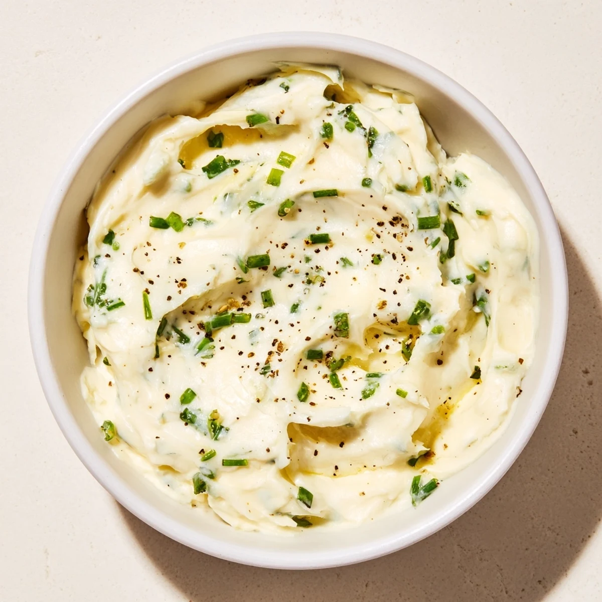 Fresh, creamy garlic dip served with colorful vegetables and crunchy chips, ready to enjoy.